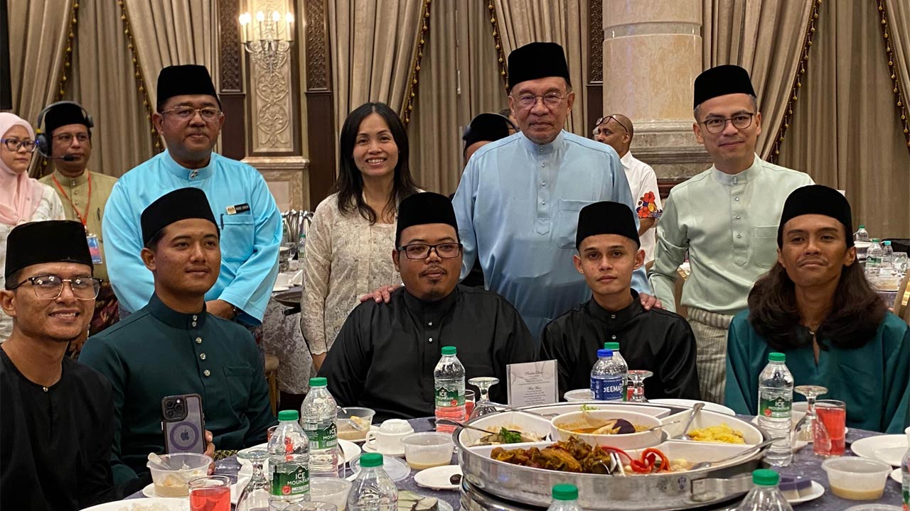 Pemuda ‘hero Tasik Biru’ terima layanan VIP oleh PM di majlis iftar
