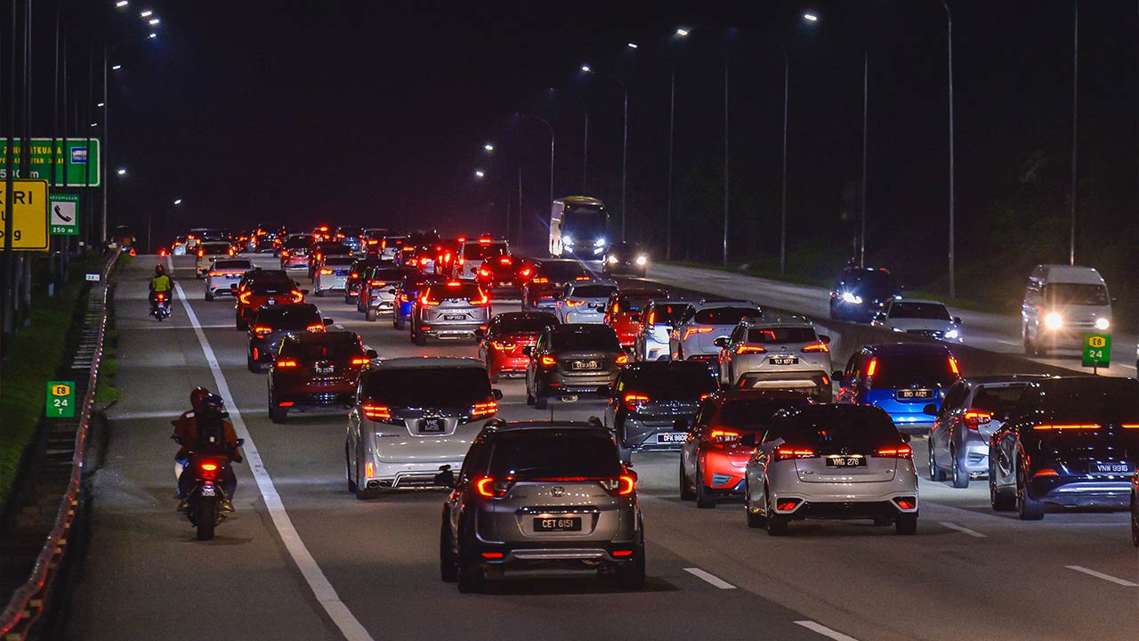 Aliran trafik lebuh raya utama menghala ibu negara sesak malam ini