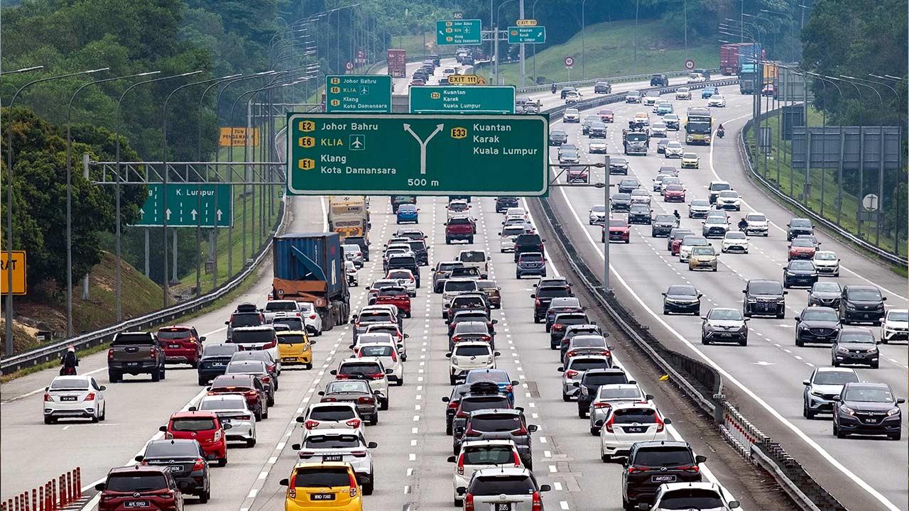 Aliran trafik perlahan di beberapa lebuh raya utama petang ini