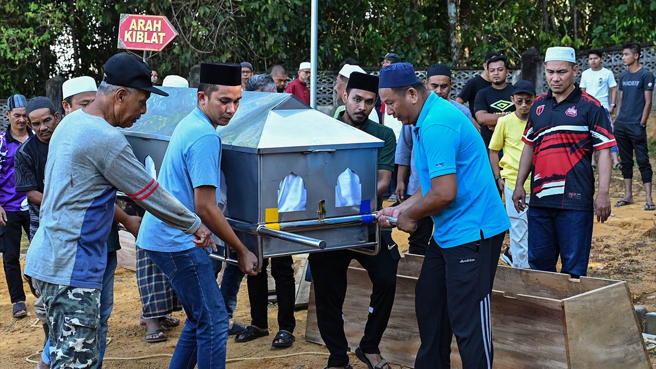 Jenazah tiga beranak maut kemalangan dikebumi dalam satu liang lahad