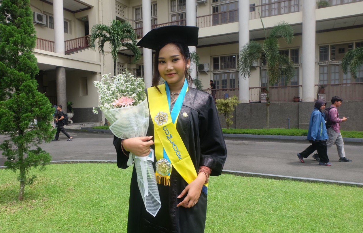 Menikmati Masa Kuliah, Aira Jadi Lulusan Tercepat Sarjana Terapan UGM 