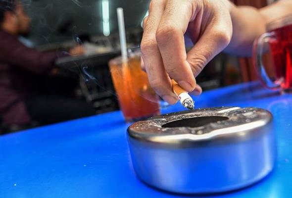 Petugas kesihatan dikompaun merokok di premis makanan