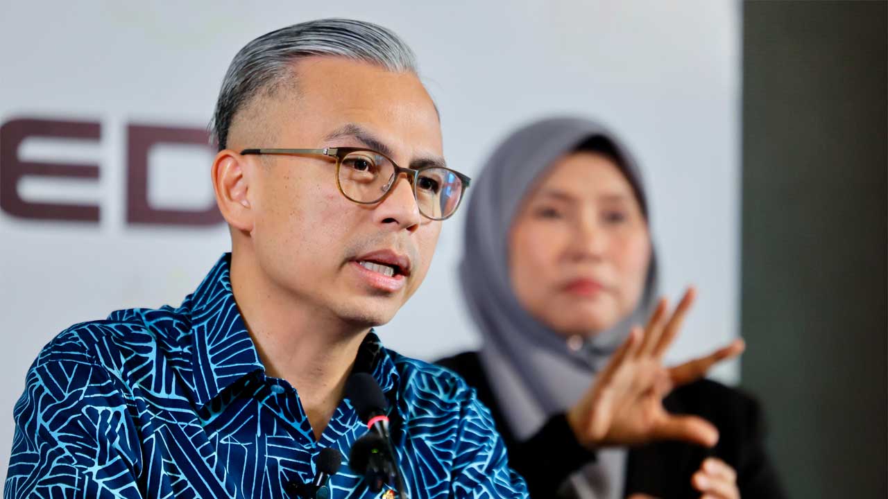 Dua kapal milik Malaysia dalam perjalanan pulang dari Selat Hormuz – Fahmi